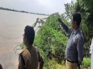 पति ने पत्नी को यमुना में फेंका...!, पत्नी तैर कर घर पहुंची...! पति ने पत्नी को यमुना में फेंका...!, पत्नी तैर कर घर पहुंची...!