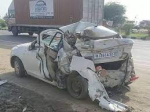 घूमकर कार से घर लौट रहे थे पांच दोस्त, कार को पीछे से ट्रक ने टक्कर मारी, चालक ट्रक सहित हुआ फरार घूमकर कार से घर लौट रहे थे पांच दोस्त, कार को पीछे से ट्रक ने टक्कर मारी, चालक ट्रक सहित हुआ फरार