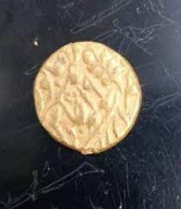 मजदूरों को मिलीं 1 करोड़ की सोने की गिन्नियां....!:घर की खुदाई में मिला खजाना आपस में बांटा.....! मजदूरों को मिलीं 1 करोड़ की सोने की गिन्नियां....!:घर की खुदाई में मिला खजाना आपस में बांटा.....!