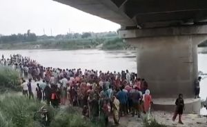 नदी में गिरे सभी 8 लोगों के शव बरामद... 15 घंटों तक चला रेस्क्यू अभियान.... ट्रैक्टर-ट्रॉली सहित नदी में गिरे थे ये लोग नदी में गिरे सभी 8 लोगों के शव बरामद... 15 घंटों तक चला रेस्क्यू अभियान.... ट्रैक्टर-ट्रॉली सहित नदी में गिरे थे ये लोग