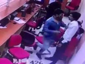 23 किलो सोना और 10 लाख रुपये नकदी की लूट 23 किलो सोना और 10 लाख रुपये नकदी की लूट