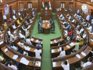 विधायकों के रातभर चले प्रदर्शन के बाद दिल्ली विधानसभा परिसर में सांसदों के प्रवेश पर लगी रोक विधायकों के रातभर चले प्रदर्शन के बाद दिल्ली विधानसभा परिसर में सांसदों के प्रवेश पर लगी रोक