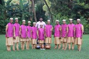  गांव के बच्चे गणेश उत्सव के दौरान ‘घूमत आरती' गाना सीख रहे हैं