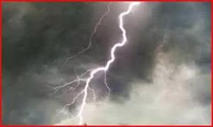 बिजली गिरने से एक ही परिवार के तीन लोगों की मौत