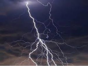 बिजली गिरने से तीन लोगों की मौत, दो घायल