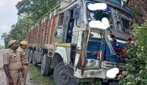 ट्रक की चपेट में आने से मोटरसाइकिल सवार महिला समेत तीन लोगों की मौत ट्रक की चपेट में आने से मोटरसाइकिल सवार महिला समेत तीन लोगों की मौत