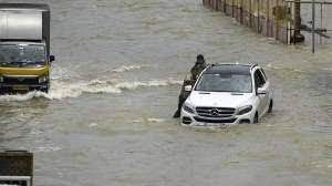 महंगी कारें पानी में तैर रहीं, कंपनियों के बड़े अधिकारी सुरक्षित स्थानों की ओर रवाना महंगी कारें पानी में तैर रहीं, कंपनियों के बड़े अधिकारी सुरक्षित स्थानों की ओर रवाना