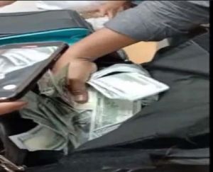 हवाई अड्डे पर 51.25 लाख रुपये की सऊदी अरब, कतर की मुद्रा जब्त हवाई अड्डे पर 51.25 लाख रुपये की सऊदी अरब, कतर की मुद्रा जब्त