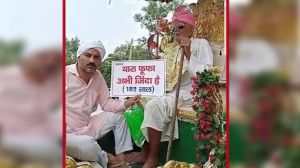 102 वर्षीय व्यक्ति ने खुद को जिंदा साबित करने के लिए निकाली अपनी बारात