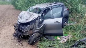  दर्दनाक हादसा, बेकाबू कार खंभे से टकराई, पांच युवकों की मौत