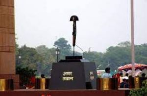 इंडिया गेट पर अमर जवान ज्योति को याद कर रहे पर्यटक