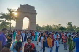 बड़ी संख्या में लोग पिकनिक मनाने कर्तव्य पथ पहुंचे