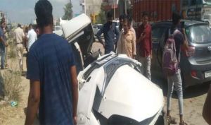 कार-ट्रक भिडंत में कार सवार तीन छात्रों की मौत कार-ट्रक भिडंत में कार सवार तीन छात्रों की मौत