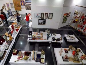 प्रधानमंत्री मोदी को मिले 1,200 से अधिक उपहारों की नीलामी शुरू प्रधानमंत्री मोदी को मिले 1,200 से अधिक उपहारों की नीलामी शुरू