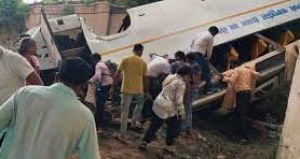 बस पुल के नीचे गिरी, छह यात्रियों की मौत, कई अन्य घायल बस पुल के नीचे गिरी, छह यात्रियों की मौत, कई अन्य घायल