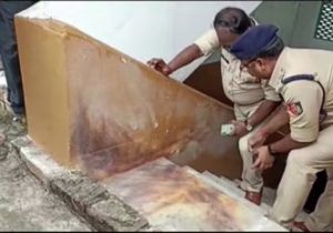 स्कूल की छत पर बम विस्फोट स्कूल की छत पर बम विस्फोट