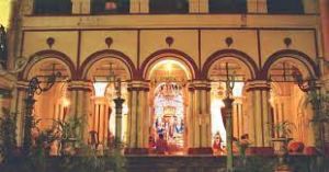 इस बार दुर्गा पंडाल में कोलकाता के औपनिवेशिक युग के घरों की झलक देखने को मिलेगी इस बार दुर्गा पंडाल में कोलकाता के औपनिवेशिक युग के घरों की झलक देखने को मिलेगी