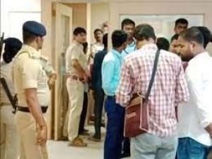 आईसीआईसी बैंक में साढ़े 13 लाख की लूट...! लॉकर खुलवाने की भी कोशिश की...! आईसीआईसी बैंक में साढ़े 13 लाख की लूट...! लॉकर खुलवाने की भी कोशिश की...!