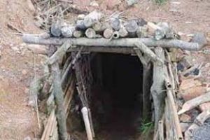 अवैध रैट होल खदान के अंदर तीन कोयला खनिकों की मौत अवैध रैट होल खदान के अंदर तीन कोयला खनिकों की मौत