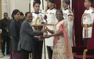 राष्ट्रपति द्रौपदी मुर्मू ने राष्ट्रपति भवन में वर्ष 2020-21 के लिए राष्ट्रीय सेवा योजना पुरस्कार प्रदान किए राष्ट्रपति द्रौपदी मुर्मू ने राष्ट्रपति भवन में वर्ष 2020-21 के लिए राष्ट्रीय सेवा योजना पुरस्कार प्रदान किए