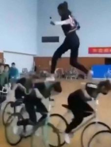 सोशल मीडिया पर खतरनाक स्टंट... सोशल मीडिया पर खतरनाक स्टंट...