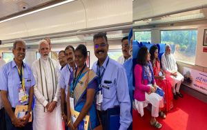 प्रधानमंत्री नरेन्द्र मोदी ने गांधीनगर रेलवे स्टेशन से वंदेभारत एक्सप्रेस रेलगाड़ी को रवाना किया प्रधानमंत्री नरेन्द्र मोदी ने गांधीनगर रेलवे स्टेशन से वंदेभारत एक्सप्रेस रेलगाड़ी को रवाना किया