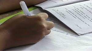 परीक्षा हॉल से प्रश्न पत्र की तस्वीर लेकर मोबाइल पर भेजा, मामला दर्ज परीक्षा हॉल से प्रश्न पत्र की तस्वीर लेकर मोबाइल पर भेजा, मामला दर्ज