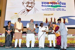 राष्ट्रपति ने नई दिल्ली में 2022 के स्वच्छ ग्रामीण सर्वेक्षण पुरस्कार प्रदान किये राष्ट्रपति ने नई दिल्ली में 2022 के स्वच्छ ग्रामीण सर्वेक्षण पुरस्कार प्रदान किये