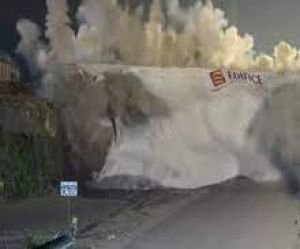 पुराने पुल को विस्फोट के जरिए गिराया गया पुराने पुल को विस्फोट के जरिए गिराया गया