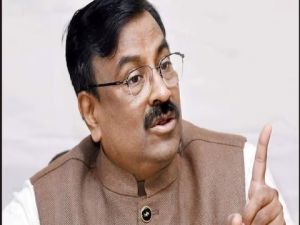 महाराष्ट्र सरकार ने लोगों से फोन कॉल पर ‘हैलो' के बजाय ‘वंदे मातरम' बोलने की अपील की महाराष्ट्र सरकार ने लोगों से फोन कॉल पर ‘हैलो' के बजाय ‘वंदे मातरम' बोलने की अपील की