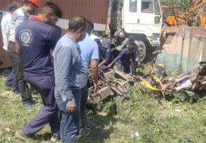 तिपहिया वाहन से टकराया ट्रक, 10 लोगों की मौत, सात घायल
