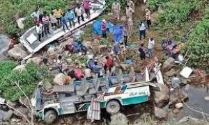500 फीट गहरी खाई में गिरी बारातियों से भरी बस....32 की मौत, बच गई 18 की जान