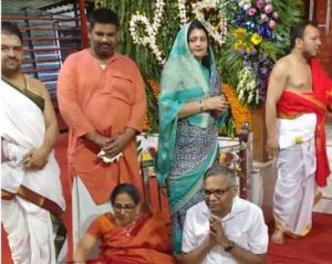टाटा समूह के अध्यक्ष ने सपत्नीक अयोध्या में राम जन्मभूमि, हनुमान गढ़ी मंदिरों में दर्शन किया