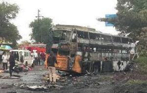  ट्रक से टकराने के बाद बस में आग लगी, 12 लोगों की मौत, 43 घायल