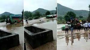 पुलिया से गुजर रही बस पलटी...! मचा हाहाकार... खिड़कियों के शीशे तोड़कर निकले यात्री... पुलिया से गुजर रही बस पलटी...! मचा हाहाकार... खिड़कियों के शीशे तोड़कर निकले यात्री...