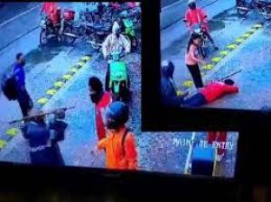 चले लात-घूसे और डंडे....डिलीवरी बॉय और गार्ड के बीच जमकर हुई मारपीट... चले लात-घूसे और डंडे....डिलीवरी बॉय और गार्ड के बीच जमकर हुई मारपीट...