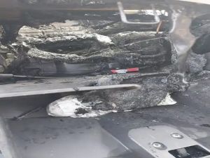 चलती गाड़ी में लगी आग...बाल बाल बचे कार सवार पति पत्नी...! चलती गाड़ी में लगी आग...बाल बाल बचे कार सवार पति पत्नी...!