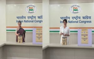 कांग्रेस के अध्यक्ष पद के चुनाव में आज पार्टी के सभी नेताओं और सदस्यों ने मतदान किया कांग्रेस के अध्यक्ष पद के चुनाव में आज पार्टी के सभी नेताओं और सदस्यों ने मतदान किया