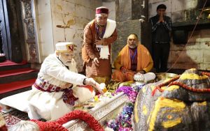 प्रधानमंत्री नरेन्द्र मोदी ने आज सवेरे उत्तराखंड में केदारनाथ धाम में पूजा-अर्चना की