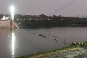 गुजरात में भयानक हादसा; मोरबी में केबल पुल टूटने से कम से कम 60 लोगों की मौत