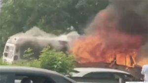 चलती बस में अचानक आग लगी, यात्रियों ने कूदकर बचाई जान चलती बस में अचानक आग लगी, यात्रियों ने कूदकर बचाई जान