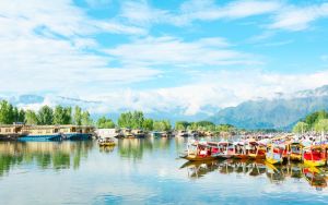 कश्मीर में पर्यटन बढ़ने से होटल व्यवसायी, हाउसबोट और शिकारा संचालक खुश