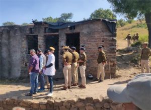 चार बच्चों समेत 6 की मौत...! पति-पत्नी और 4 महीने के बच्चे की भी लाश मिली, 3 बच्चे फंदे से लटके थे... चार बच्चों समेत 6 की मौत...! पति-पत्नी और 4 महीने के बच्चे की भी लाश मिली, 3 बच्चे फंदे से लटके थे...