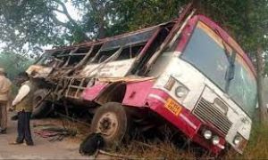 ट्रक ने बस को मारी टक्कर, 6 लोगों की मौत...15 यात्री घायल...!