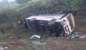 बस के खाई में गिरने से बच्चे समेत छह यात्रियों की मौत