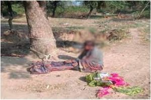 प्रेमी के लिए पति को छोड़ने पर महिला को रस्सियों से बांधकर सरेआम पीटा गया