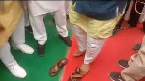 ऊर्जा मंत्री ने 66 दिन बाद पहनी चप्पलें, सड़क की मरम्मत नहीं होने से थे नाराज