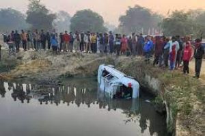 नाले में गिरी बेकाबू कार, चार लोगों की मौत