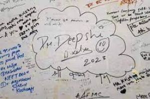 कोचिंग के शहर कोटा में एक मंदिर की दीवारों पर विद्यार्थी लिखते हैं अपनी मनोकामनाएं