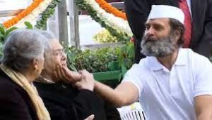 सोनिया गांधी को दुलारते दिखे राहुल गांधी,  मां-बेटे का दिल को छू लेने वाला ये वीडियो वायरल 